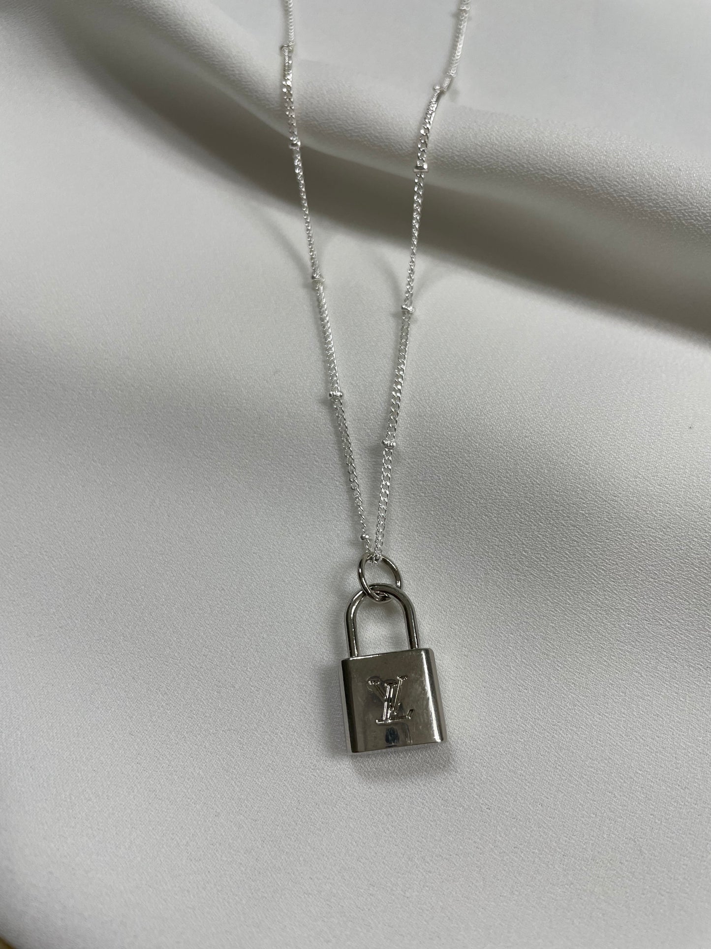 AUTHENTIC LOUIS VUITTON SILVER TONE ZIPPER PULL BUTTON NECKLACE