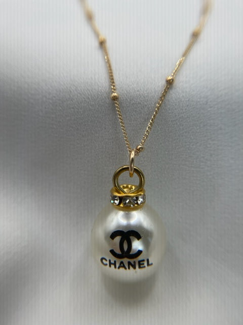 AUTHENTIC LARGE CHANEL PEARL w RHINESTONES ZIPPER PULL BUTTON NECKLACE