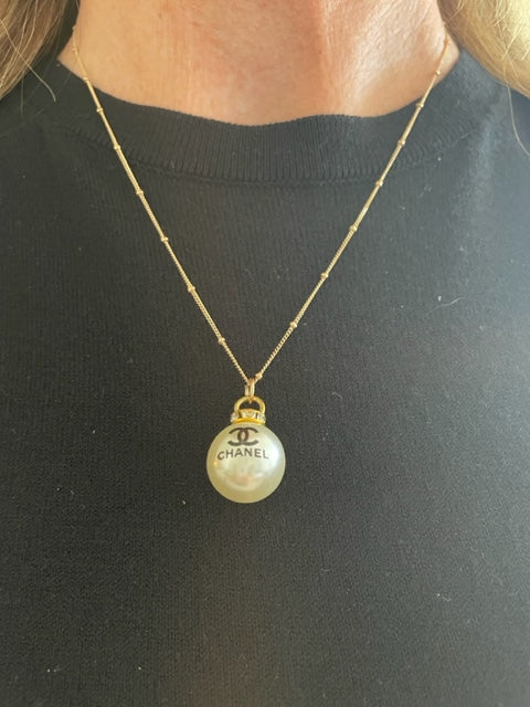 AUTHENTIC LARGE CHANEL PEARL w RHINESTONES ZIPPER PULL BUTTON NECKLACE