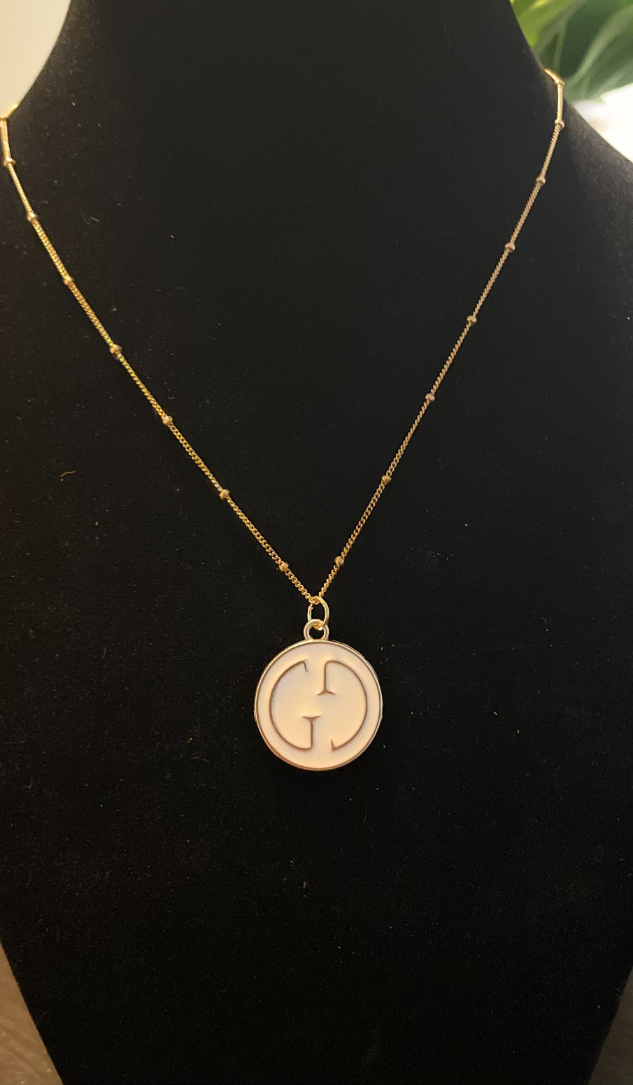 VINTAGE GUCCI WHITE AND GOLD BUTTON NECKLACE