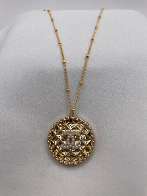 VINTAGE CHANEL GOLD AND PEARL METAL CC LOGO BUTTON NECKLACE