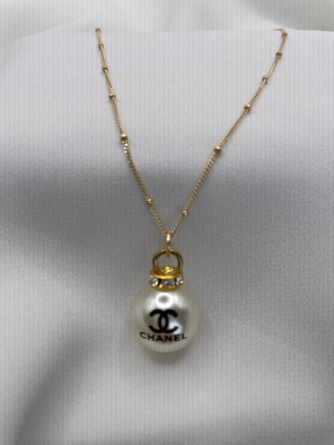 AUTHENTIC LARGE CHANEL PEARL w RHINESTONES  ZIPPER PULL BUTTON NECKLACE